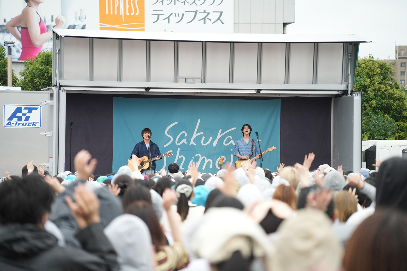 【ライブレポート】Sakurashimeji、雨が降りしきるなか約2,500人の前でフリーライブ開催