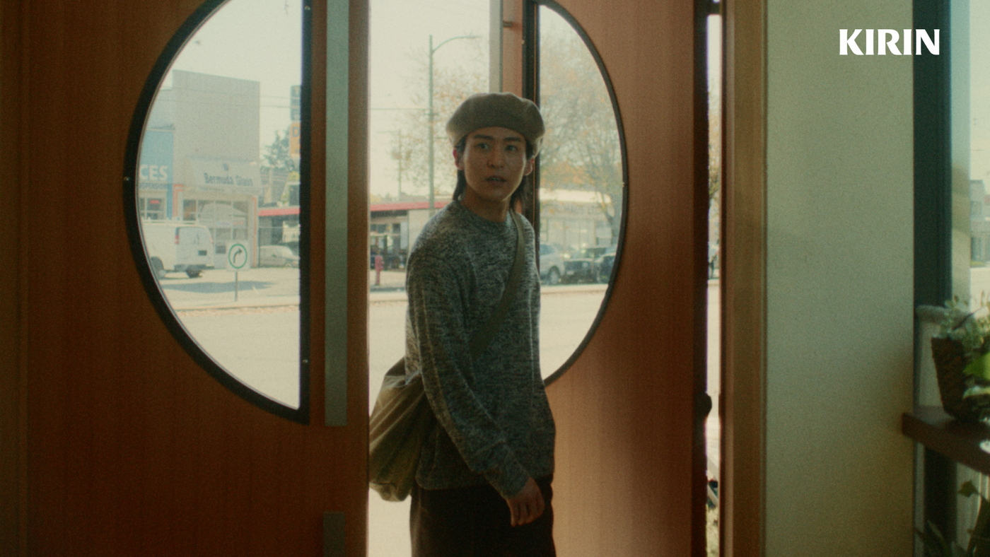 目黒蓮がカナダの“紅茶のラテ”で気分転換…「午後の紅茶」の新商品CM＆メイキング動画公開