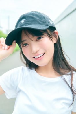 乃木坂46瀬戸口心月がキャップ×白Tコーデで登場！「6期生グラビア Nogizaka Colors」第10弾公開