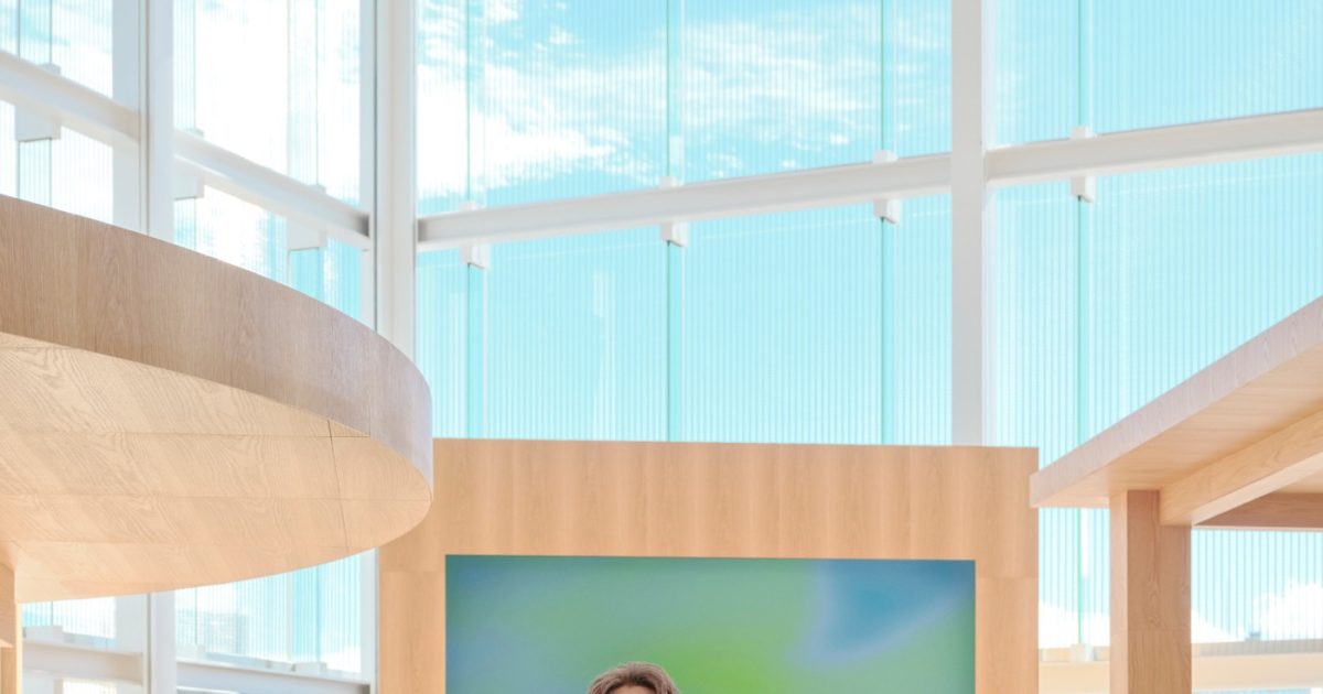 Number_i平野紫耀、エスパス ルイ・ヴィトンのプログラムに来場！Vネックカーディガン×ウォッシュドデニムコーデを披露