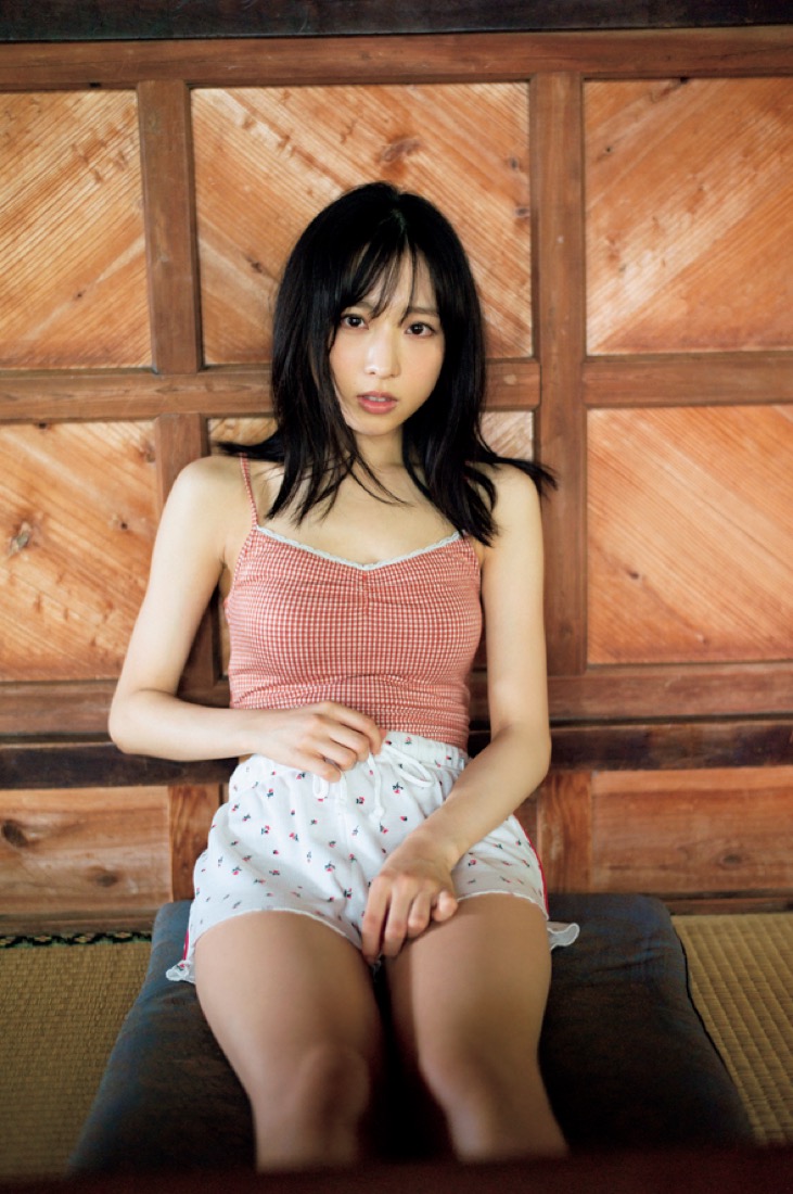 AKB48・小栗有以、1st写真集発売日にオンラインイベントを開催 - 画像一覧（1/4）