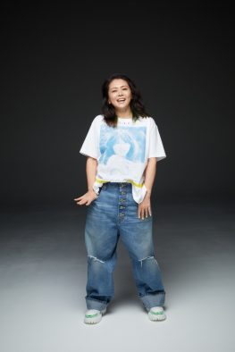 小泉今日子、本人デザインの40周年記念Tシャツを着用した新アーティスト写真×5種を公開