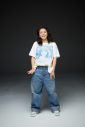 小泉今日子、本人デザインの40周年記念Tシャツを着用した新アーティスト写真×5種を公開 - 画像一覧（1/6）
