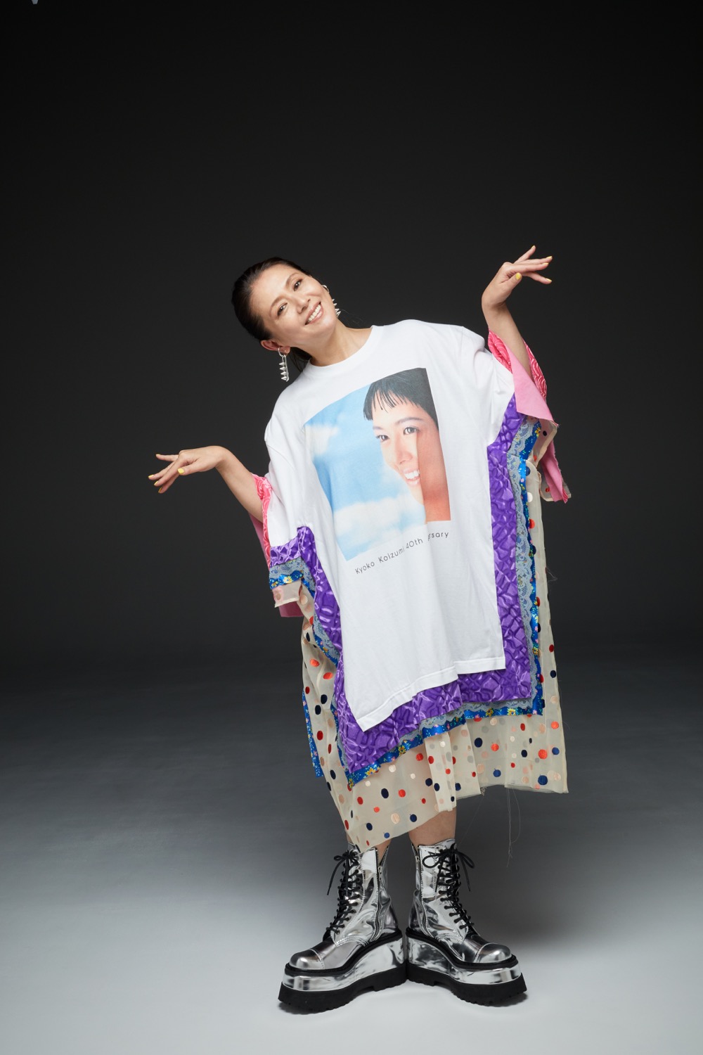 小泉今日子、本人デザインの40周年記念Tシャツを着用した新 