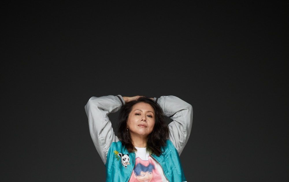 小泉今日子、本人デザインの40周年記念Tシャツを着用した新