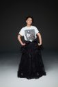 小泉今日子、本人デザインの40周年記念Tシャツを着用した新アーティスト写真×5種を公開 - 画像一覧（1/6）