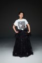 小泉今日子、本人デザインの40周年記念Tシャツを着用した新アーティスト写真×5種を公開 - 画像一覧（6/6）