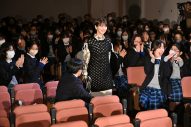 【レポート】 山田涼介＆浜辺美波のサプライズ登場に女子生徒350人が絶叫！「かわいい！」「カッコいい！」「大好き！」 - 画像一覧（3/5）