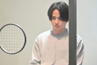菊池風磨演じる“青鬼”が『新空港占拠』にまさかの再登場！ 櫻井翔演じる武蔵刑事と対峙 - 画像一覧（1/3）
