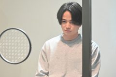 菊池風磨演じる“青鬼”が『新空港占拠』にまさかの再登場！ 櫻井翔演じる武蔵刑事と対峙