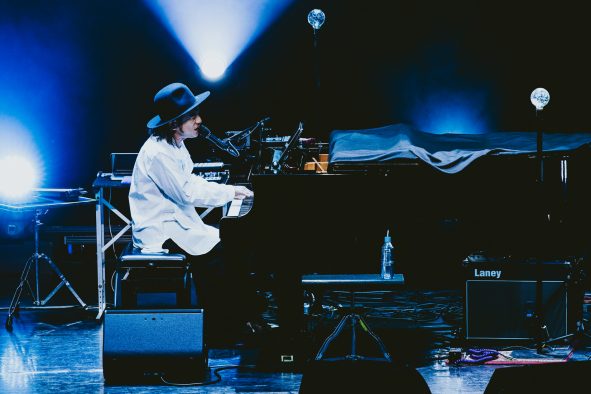 【SMA50th】渡辺シュンスケが事務所と自身の50周年を記念したスペシャルライブ。歌声と音像で描く多彩で奥深い音楽の世界