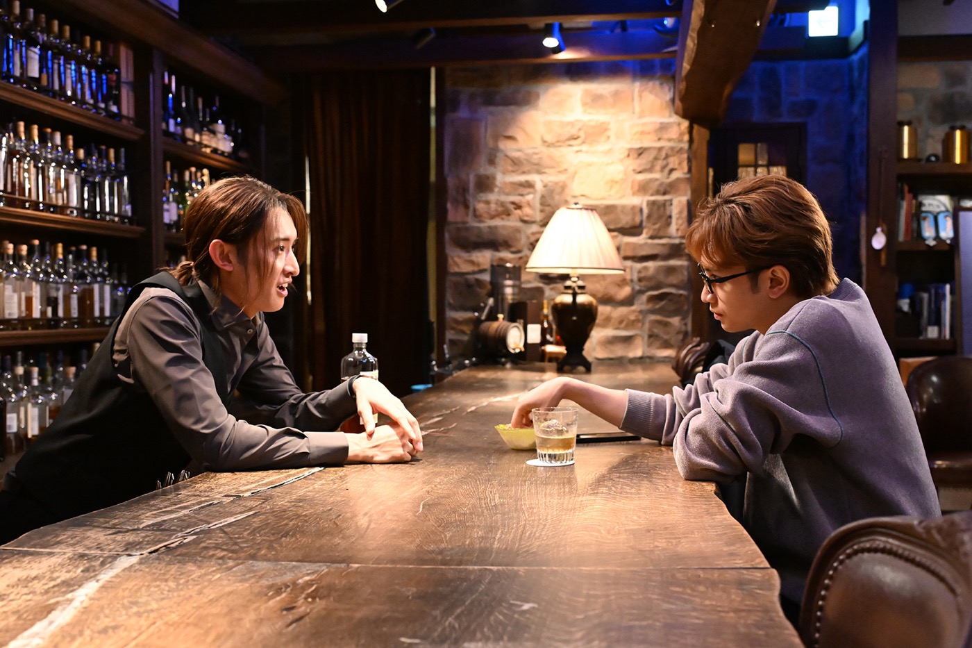 中島健人、15年来の盟友・Snow Man向井康二と『リビングの松永さん』で初共演！「中島と向井、今夜、バーで待ち合わせます！」 - 画像一覧（2/4）