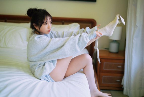 与田祐希 3rd写真集『ヨーダ』より、部屋でくつろぐナチュラルショット公開