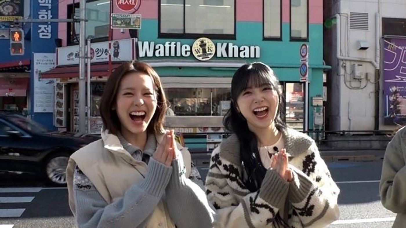 NiziUのMAKOとMIIHIが新大久保で初の食べ歩きロケに挑戦！イケメン通りにも初降臨