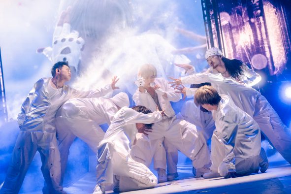 【ライブレポート】中島健人、初のソロライブファイナル公演。キタニタツヤもサプライズ登場した“クールかつエレガントなダーティーさ”を表現したステージ