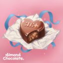 ILLIT、日本1stデジタルシングル「Almond Chocolate」のバレンタインデーを連想させるデジタルカバー公開 - 画像一覧（1/1）