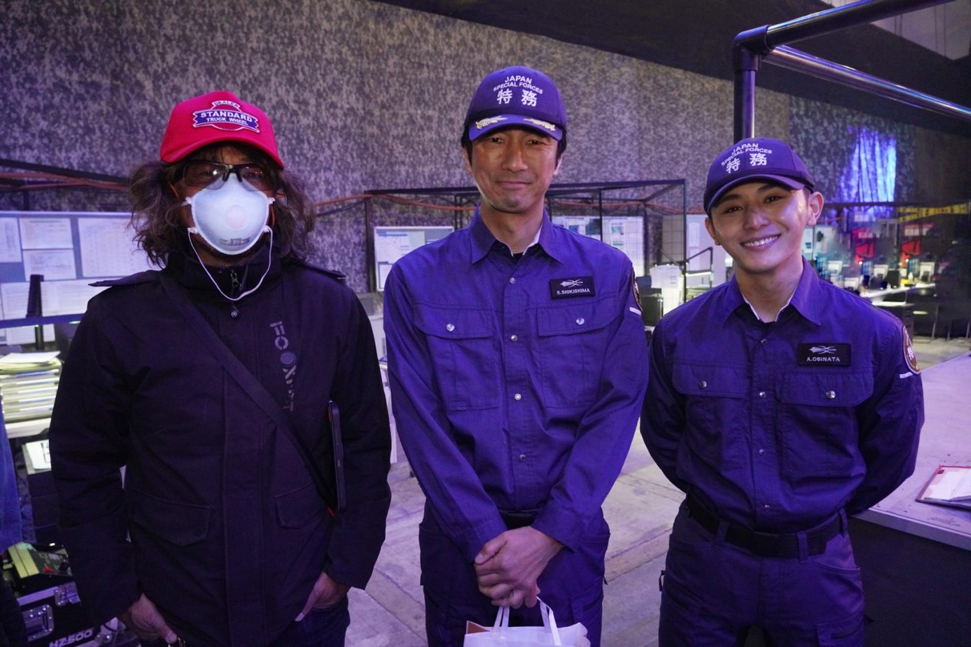 山田涼介 眞島秀和 三木聡監督の3ショット他 映画 大怪獣のあとしまつ オフショット クランクアップ写真が一挙公開 The First Times