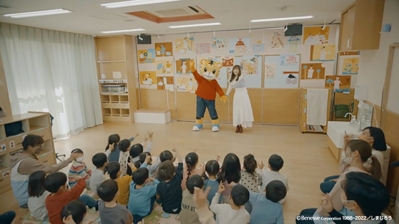 しょこたん＆しまじろうが、保育園で子どもたちと大合唱！『映画しまじろう』主題歌MV公開 - 画像一覧（1/4）