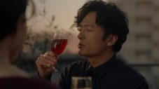 稲垣吾郎、ノンアルコールワインテイスト飲料のTVCMで“ノンアルソムリエ”に!? - 画像一覧（2/11）