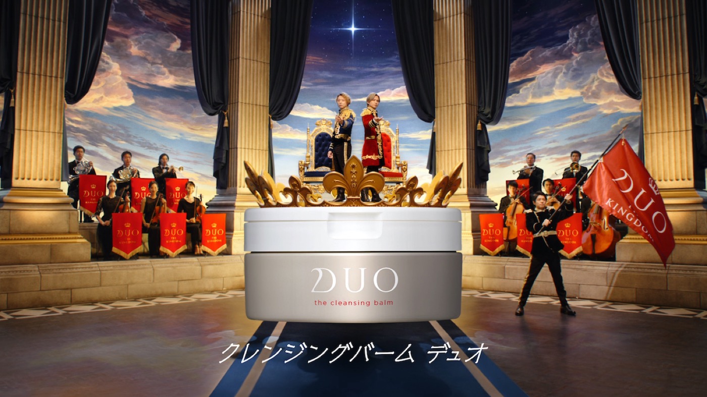 KinKi Kids扮する“デュオ本兄弟”が、岸優太扮する“キシボー”率いるオーケストラで大熱唱！「デュオ」新TVCM公開