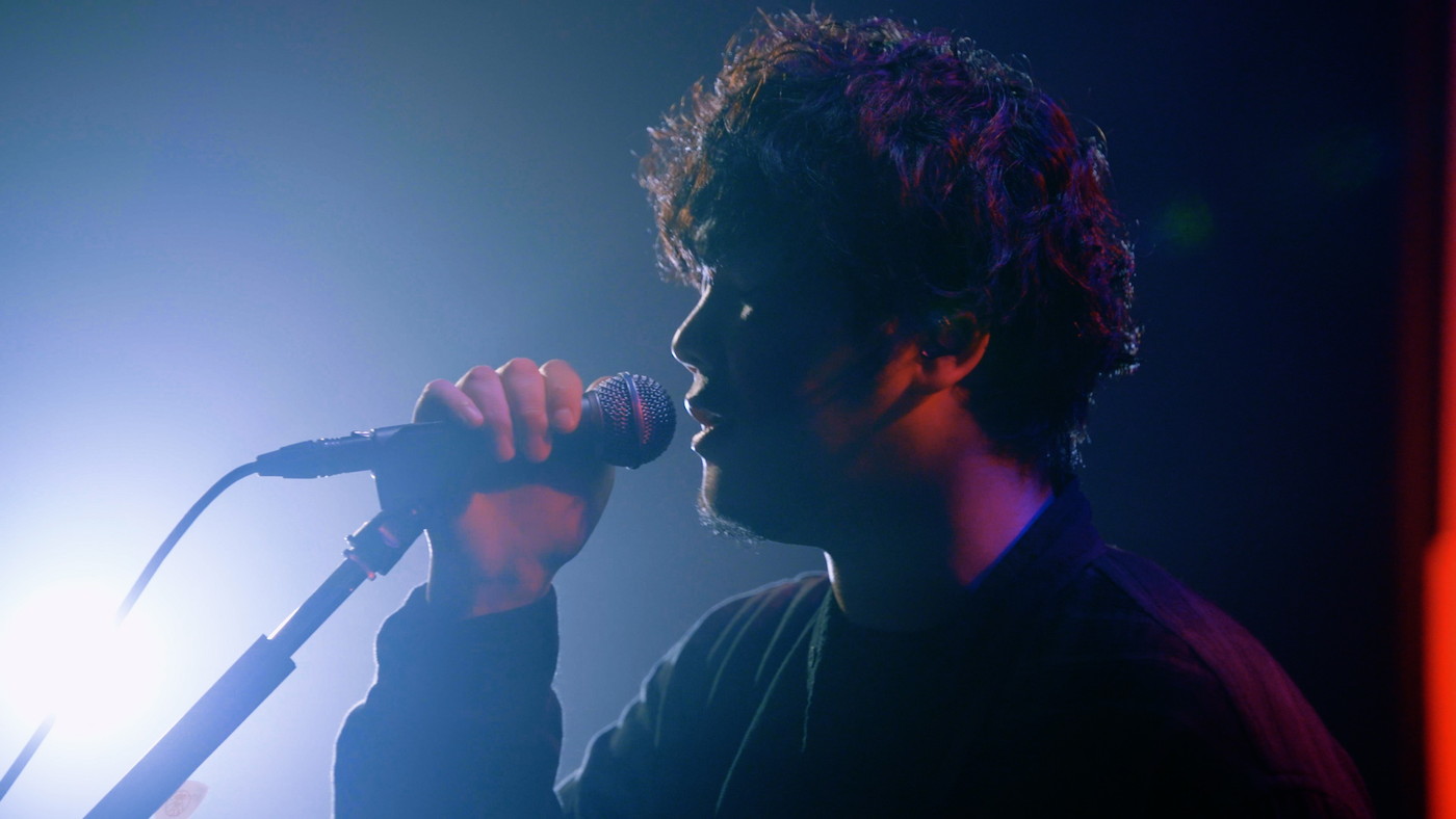 秦基博、ストリングスをバックにスタンドマイクで歌い上げる「イカロス」ライブバージョンMV公開