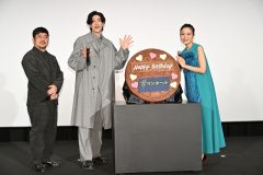中島裕翔、主演映画公開日に誕生日を迎える奈緒に“マンホール”の蓋の形をした特製チョコをサプライズプレゼント
