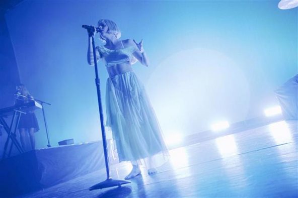 北欧ノルウェー出身・オーロラ、一夜限りの単独来日公演レポートが到着！ 「あなた達はそのままで完璧です」