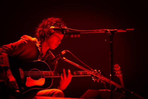 斉藤和義の弾き語りツアーより、スカパラ沖祐市らをゲストに迎えた武道館公演のダイジェスト映像公開