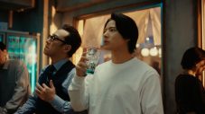 平野紫耀、お酒のCMに初出演！ 東京03角田晃広と息の合った掛け合いを披露 - 画像一覧（2/2）