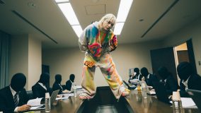 SKY-HI、新曲「ヒッピー」MVでヒッピーマインドをもったサラリーマンを熱演