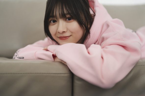 櫻坂46森田ひかる『B.L.T.4月号』の表紙巻頭に登場！ グラビアではラフな姿やお茶目な表情も