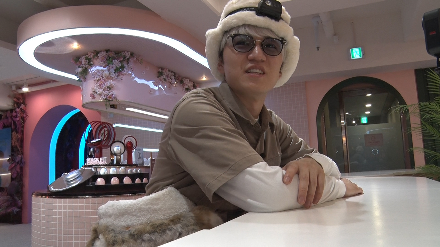 “WEST.の美容番長”神山智洋、韓国のコスメショールームをリサーチ！人気のクッションファンデに「めっちゃ可愛いない？」 - 画像一覧（2/2）