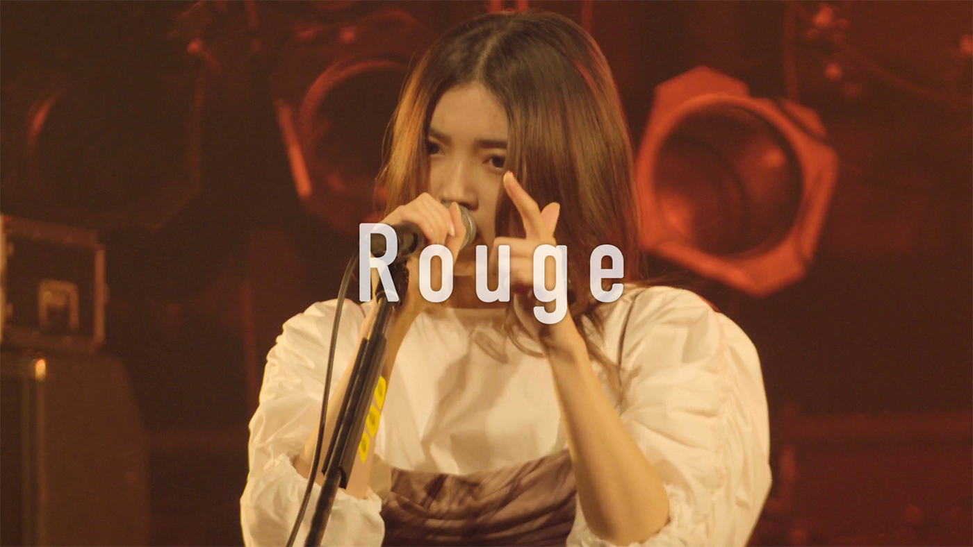 由薫、アニメ『メタリック・ルージュ』OPテーマ「Rouge」のライブ映像を英語訳詞とともに公開