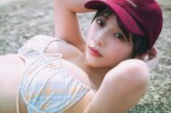 与田祐希 3rd写真集『ヨーダ』より、チェック柄の水着で自然公園の大きな岩場に寝転ぶカット公開 - 画像一覧（2/2）