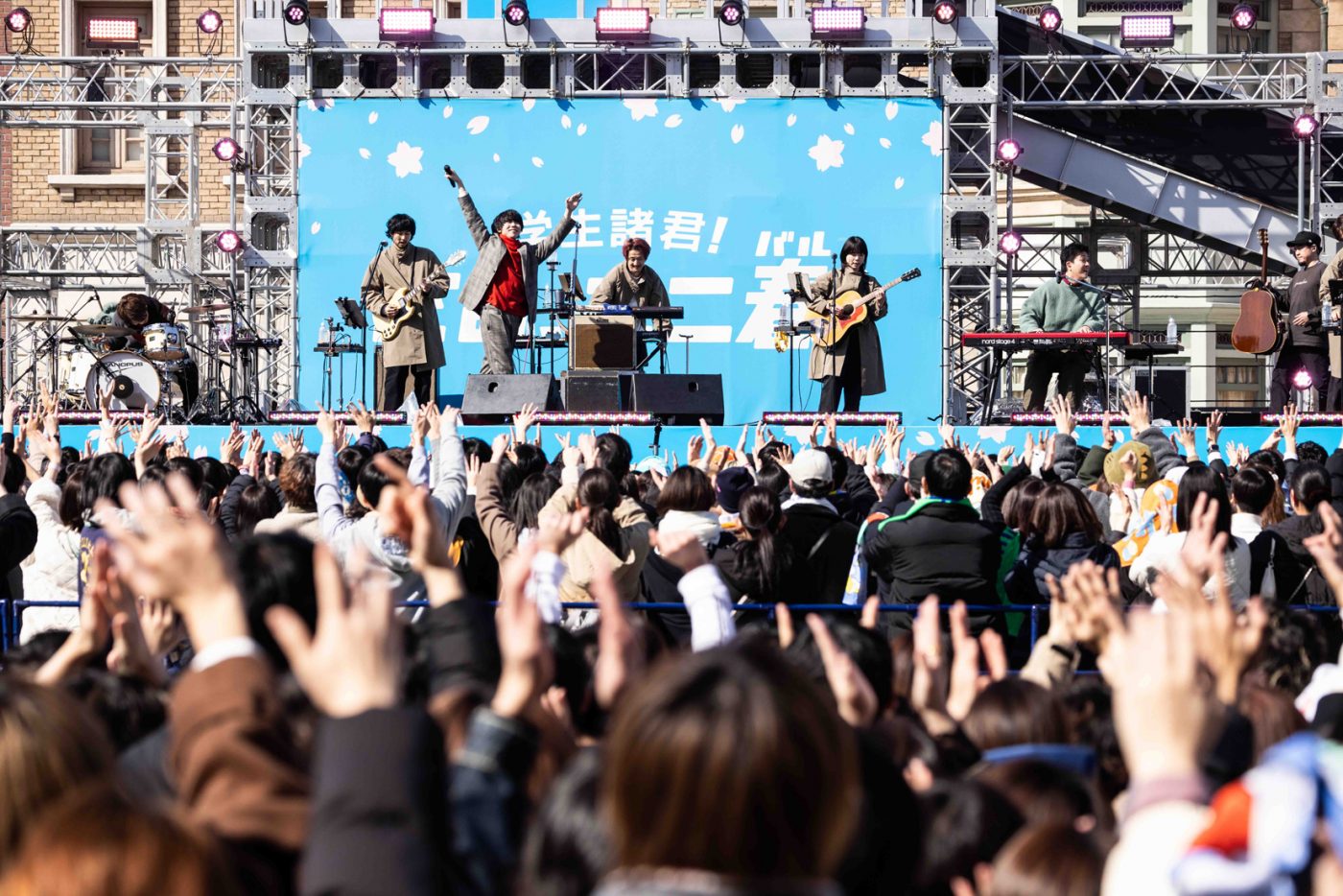 【ライブレポート】sumika、相性抜群のUSJ初ライブが大盛況！学生の忘れられない思い出づくりを応援する『ユニ春！ライブ 2025』DAY1レポート - 画像一覧（2/16）