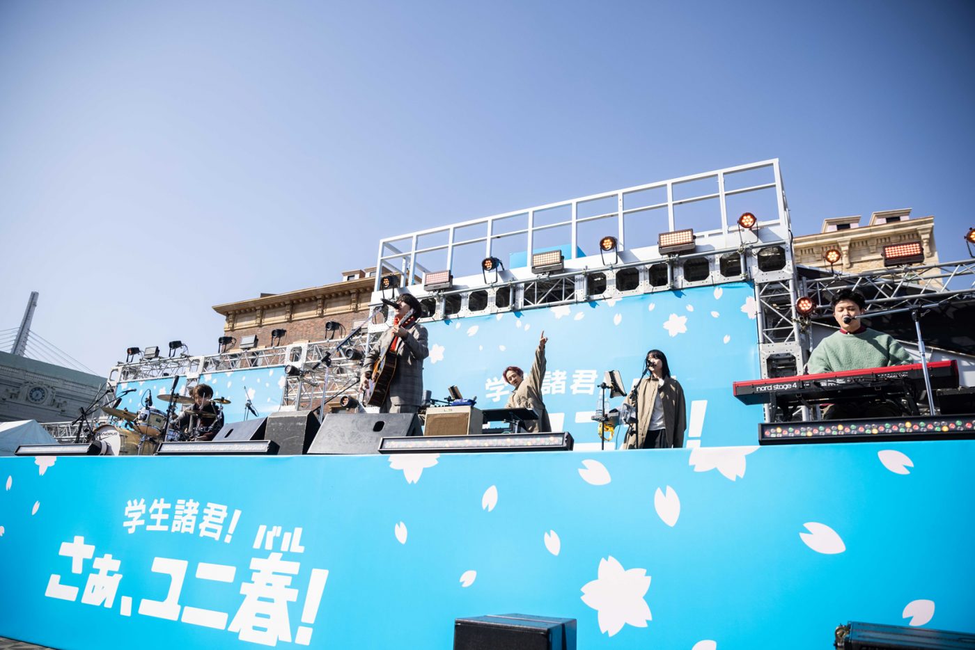 【ライブレポート】sumika、相性抜群のUSJ初ライブが大盛況！学生の忘れられない思い出づくりを応援する『ユニ春！ライブ 2025』DAY1レポート - 画像一覧（6/16）