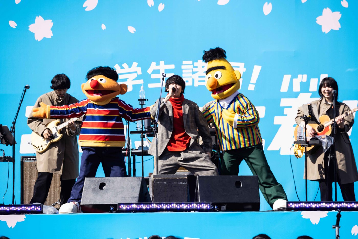 【ライブレポート】sumika、相性抜群のUSJ初ライブが大盛況！学生の忘れられない思い出づくりを応援する『ユニ春！ライブ 2025』DAY1レポート - 画像一覧（8/16）