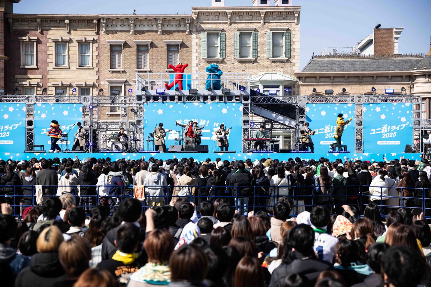 【ライブレポート】sumika、相性抜群のUSJ初ライブが大盛況！学生の忘れられない思い出づくりを応援する『ユニ春！ライブ 2025』DAY1レポート - 画像一覧（9/16）