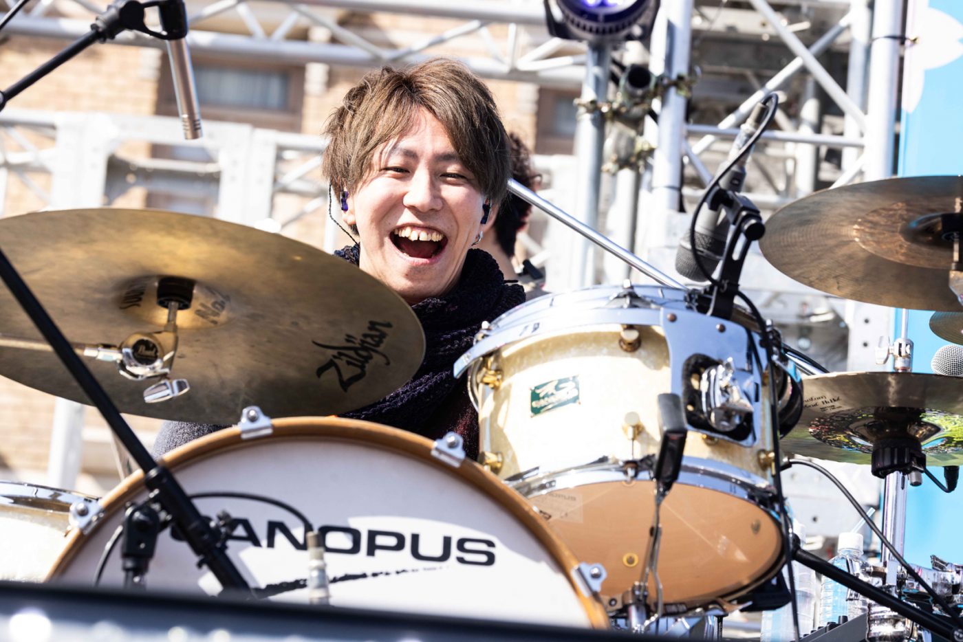 【ライブレポート】sumika、相性抜群のUSJ初ライブが大盛況！学生の忘れられない思い出づくりを応援する『ユニ春！ライブ 2025』DAY1レポート - 画像一覧（12/16）