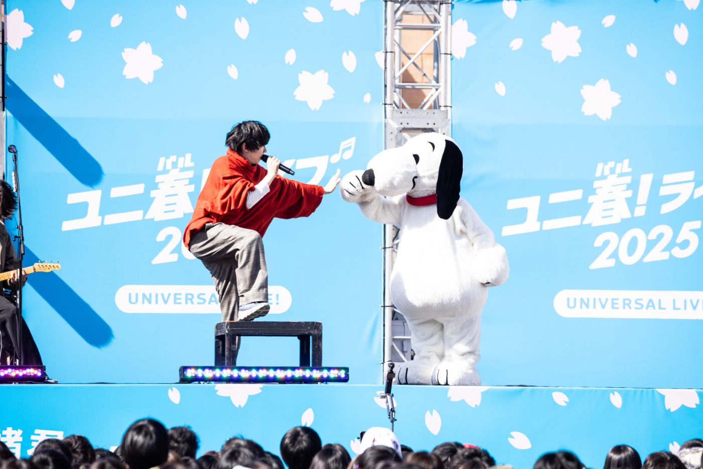 【ライブレポート】sumika、相性抜群のUSJ初ライブが大盛況！学生の忘れられない思い出づくりを応援する『ユニ春！ライブ 2025』DAY1レポート - 画像一覧（13/16）