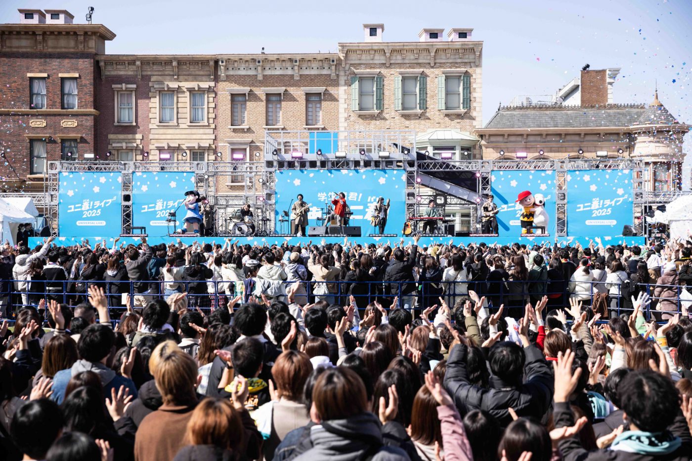 【ライブレポート】sumika、相性抜群のUSJ初ライブが大盛況！学生の忘れられない思い出づくりを応援する『ユニ春！ライブ 2025』DAY1レポート - 画像一覧（15/16）
