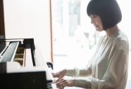 上原ひろみ、ドラマ『となりのチカラ』主題曲「上を向いて歩こう」を配信リリース - 画像一覧（1/3）