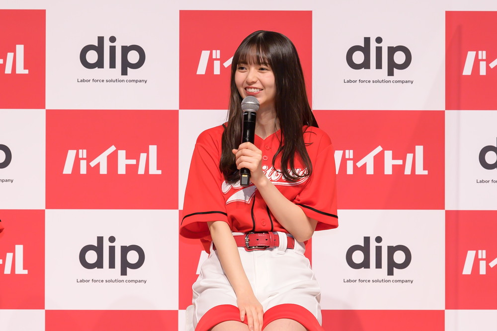 乃木坂46・秋元真夏＆齋藤飛鳥、バイト選びの基準は「制服」 - 画像一覧（8/8）