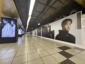 東方神起、東京・新宿の地下通路を特大ボードでジャック！ ファンにとってのあらたな名所に - 画像一覧（2/4）