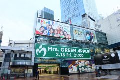 Mrs. GREEN APPLE、渋谷駅前大型看板とビジョンをジャック！ 新アーティストロゴを突如公開