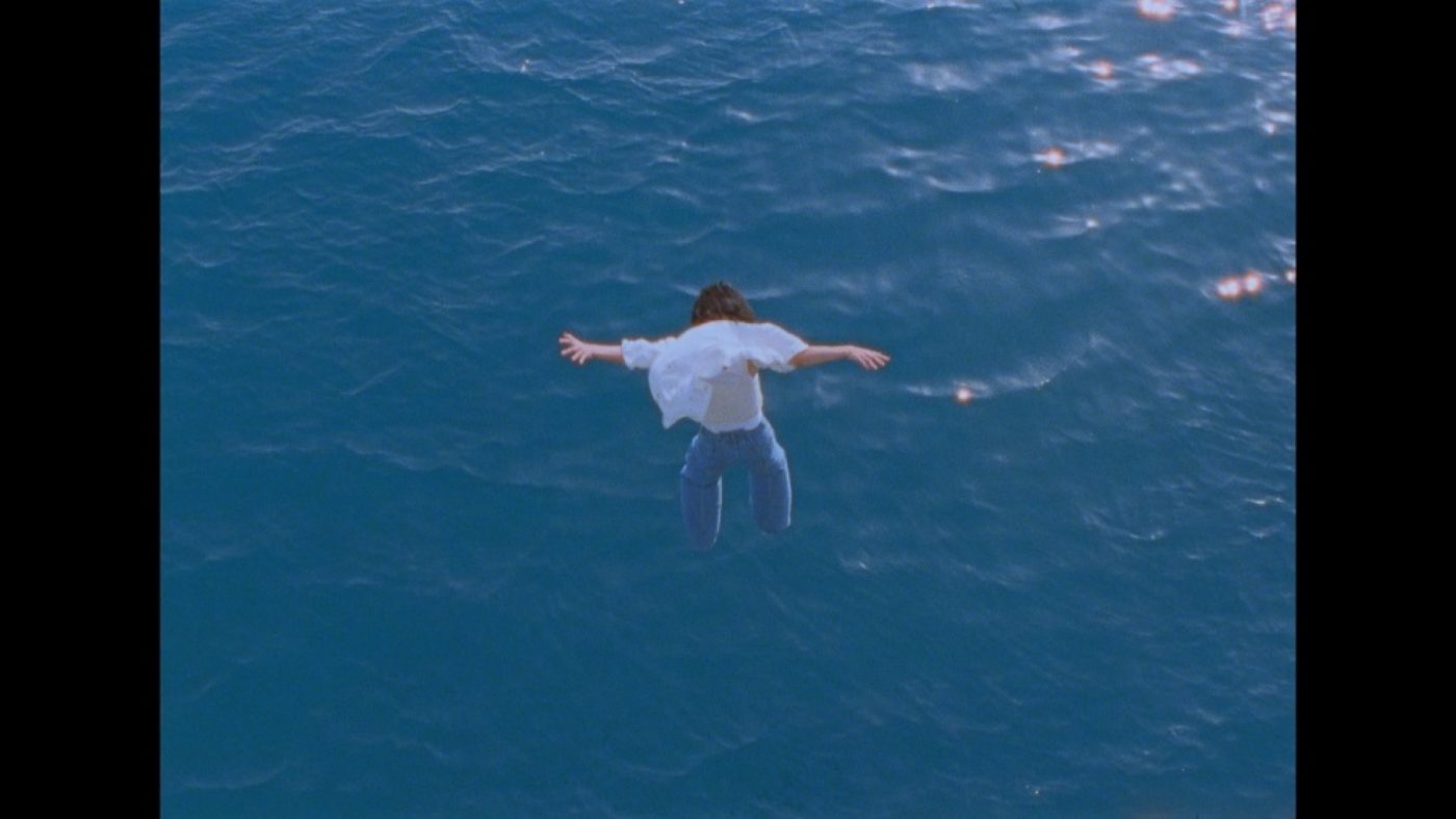 あいみょん、全編沖縄で撮影された新曲「双葉」MV公開。「人生で初めて海に飛び込みました」