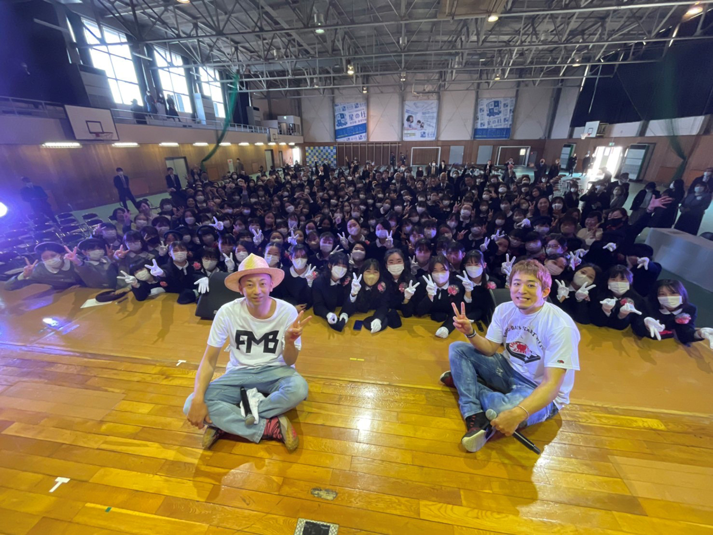 FUNKY MONKEY BΛBY’S、10年ぶりに卒業式でのサプライズライブを開催 - 画像一覧（1/2）