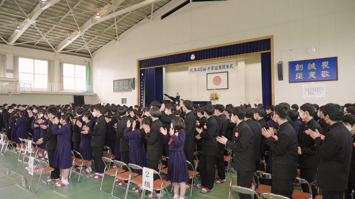 EXILE TAKAHIRO、卒業式にサプライズ登場！ 卒業生とともに「道」を合唱 - 画像一覧（4/9）