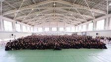 EXILE TAKAHIRO、卒業式にサプライズ登場！ 卒業生とともに「道」を合唱 - 画像一覧（2/9）