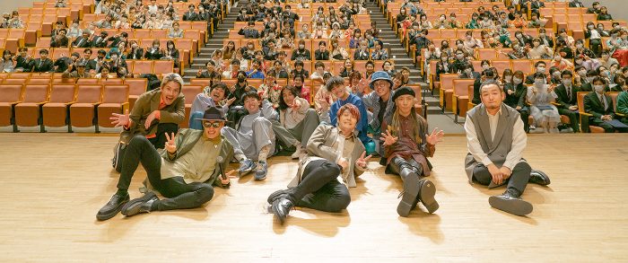 FLOWが専門学校の卒業式にサプライズ登場！ 人気ダンスクリエイター・Hoodie famとのコラボで「贈る言葉」を披露